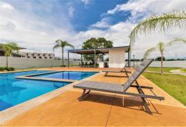 Casa Residencial con cancha de futbol y piscina, € 195,000.00