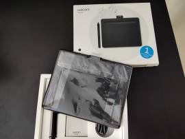 For sale Wacom Intuos Small Graphic Tablet very little use, € 35.00