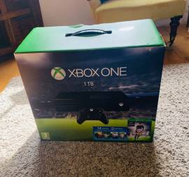 For sale Xbox One S console with controller and charging dock, € 115.00