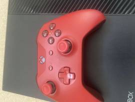 Se vende consola xbox one 1TB más mando color rojo, € 90.00